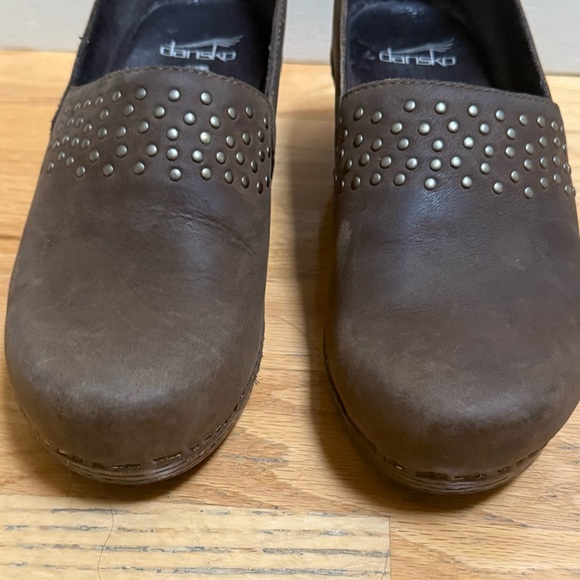 Dansko Mavis Brown Nubuck Leather Studded Slip On Clogs Shoes Size 39 US 9 - Picture 3 of 10